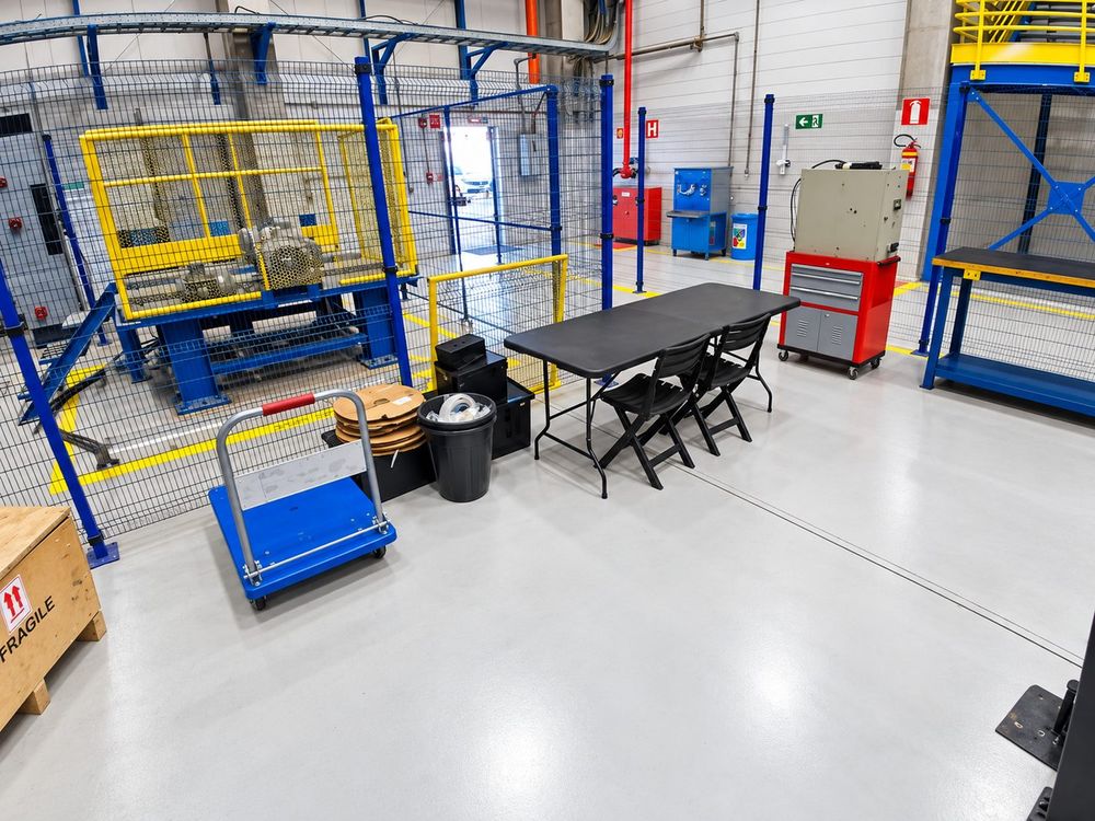 Área do laboratório com bancada, carrinho e cabines de ensaio